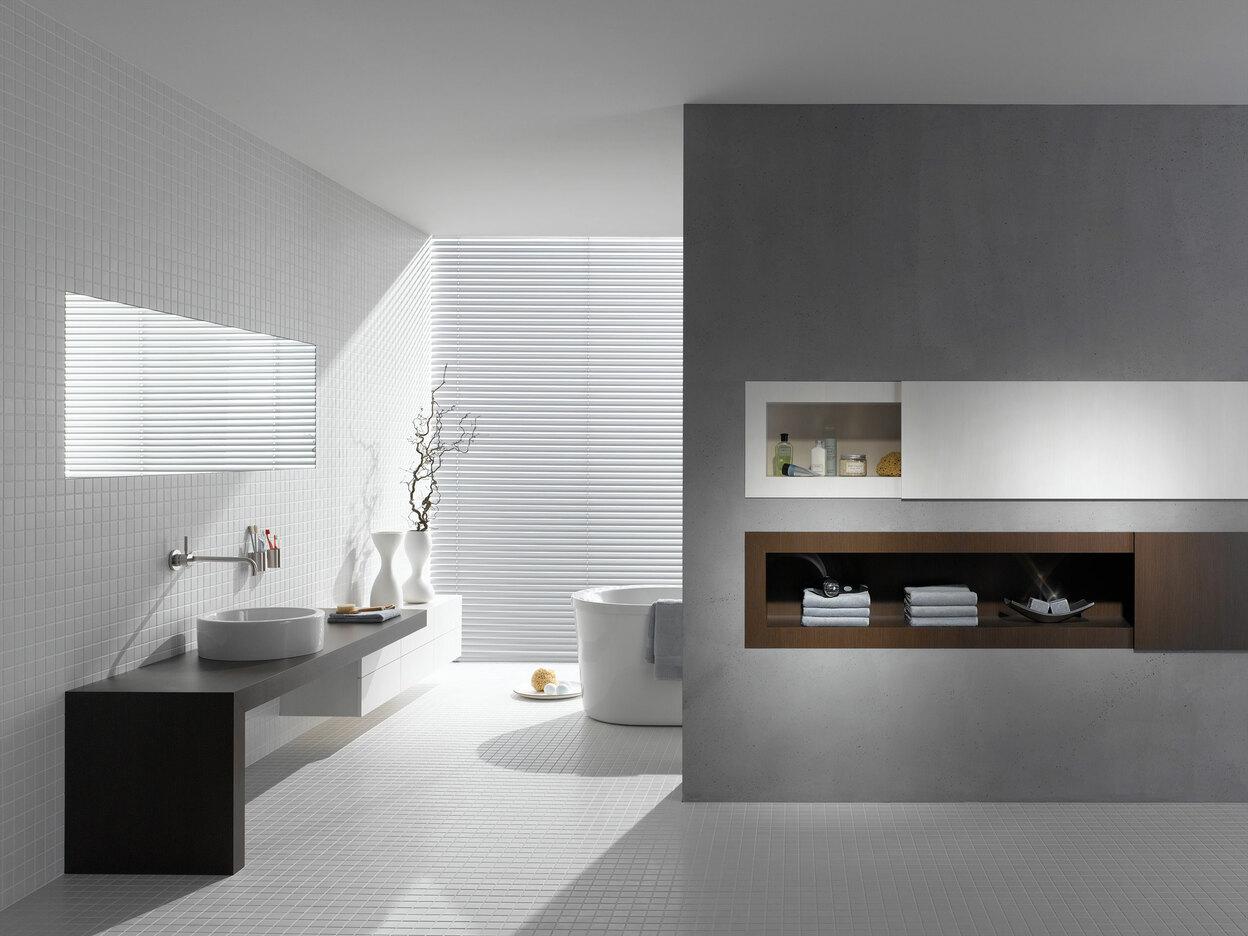 Badezimmerimpression mit stilvoller Trennwand mit Einbauregal.