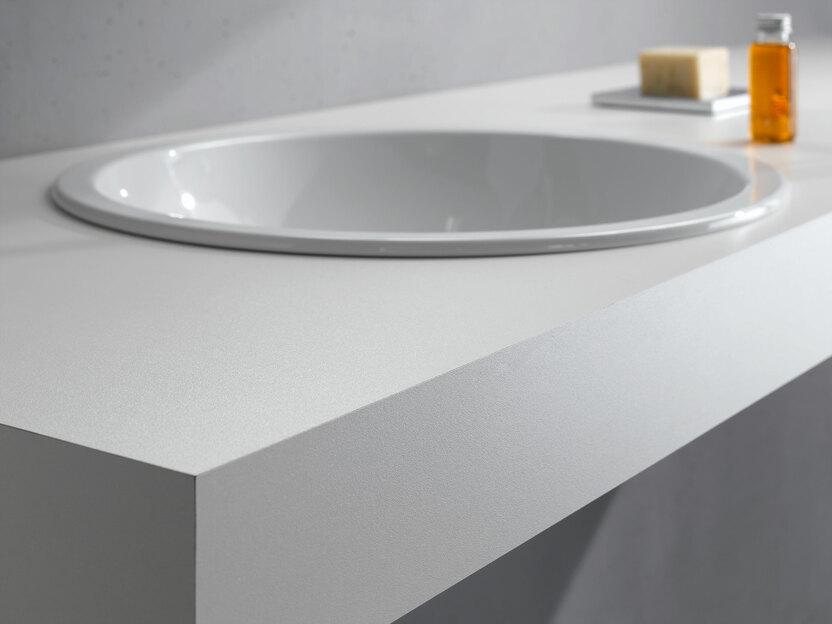 Weißer Waschtischaufsatz mit eingelassenem runden Waschbecken