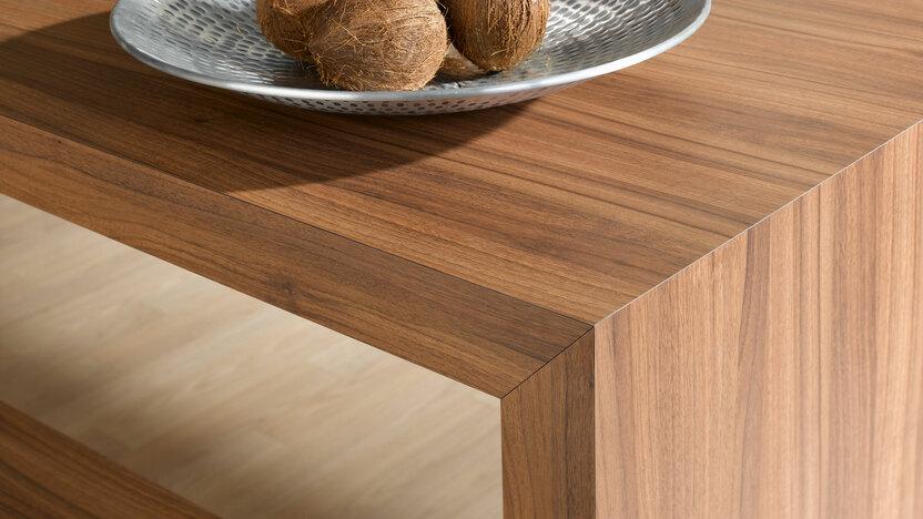 Detailaufnahme eines Esstisches aus hellem Massivholz mit Bankelement