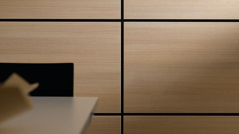 Detailaufnahme eines Einbauschrankes mit vielen Türen in hellem Holz