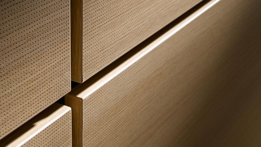 Detailaufnahme von Türen eines hellen Holzschrankes