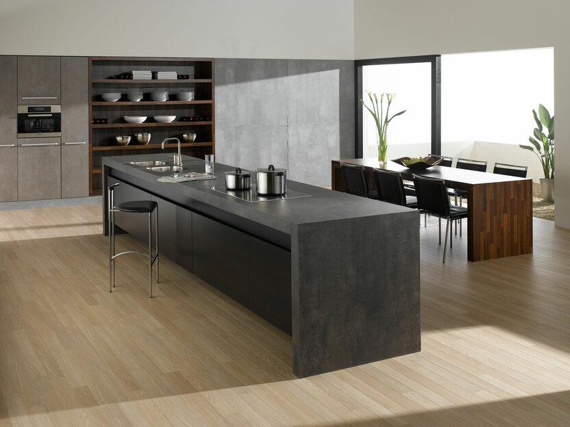 Küchen- und Esszimmerimpression mit einer Kombination aus Holz- und Stein-/ Betonoptik und Einbauschränken