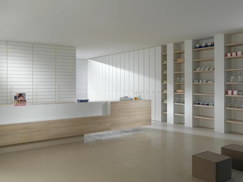 Impressionen einer Apothekeneinrichtung mit hellen Holzmöbeln und geräumigem Regalsystem, sowie aufgeräumten Empfang.